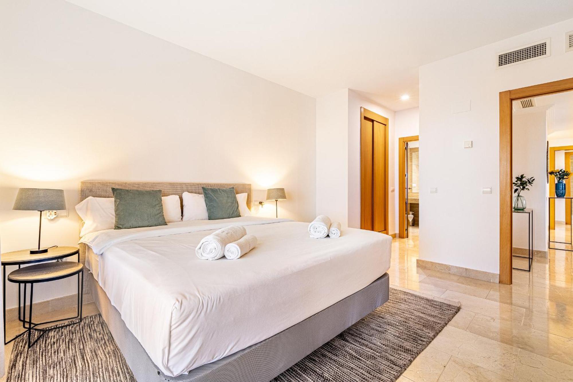 Large 3-Bedroom Nestled In Golf Paradise Естепона Екстериор снимка