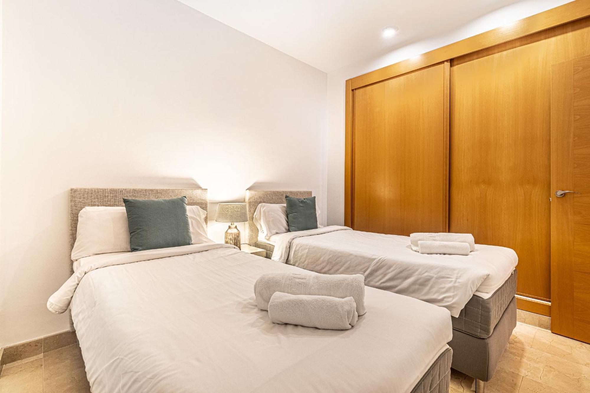 Large 3-Bedroom Nestled In Golf Paradise Естепона Екстериор снимка