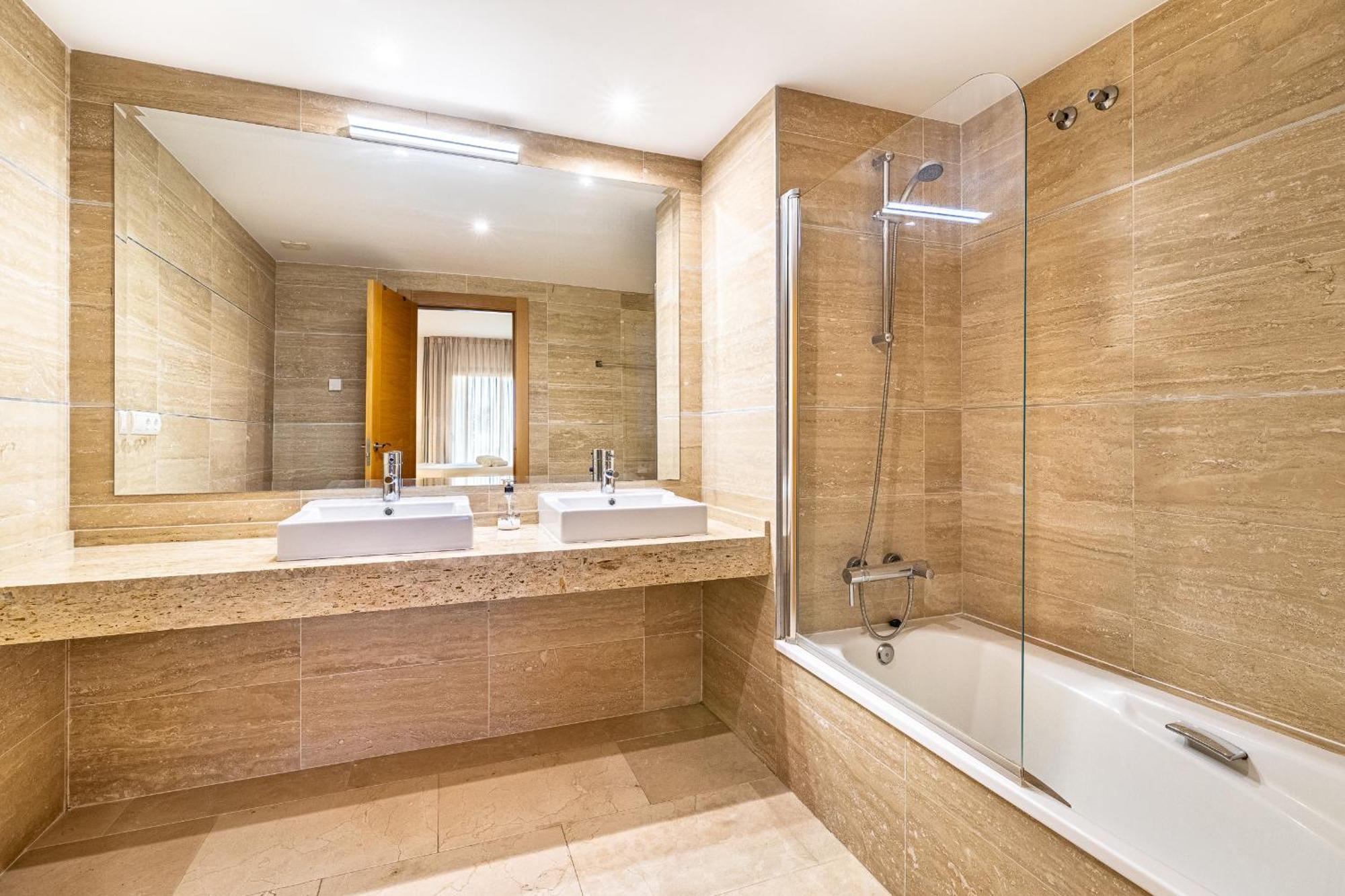 Large 3-Bedroom Nestled In Golf Paradise Естепона Екстериор снимка