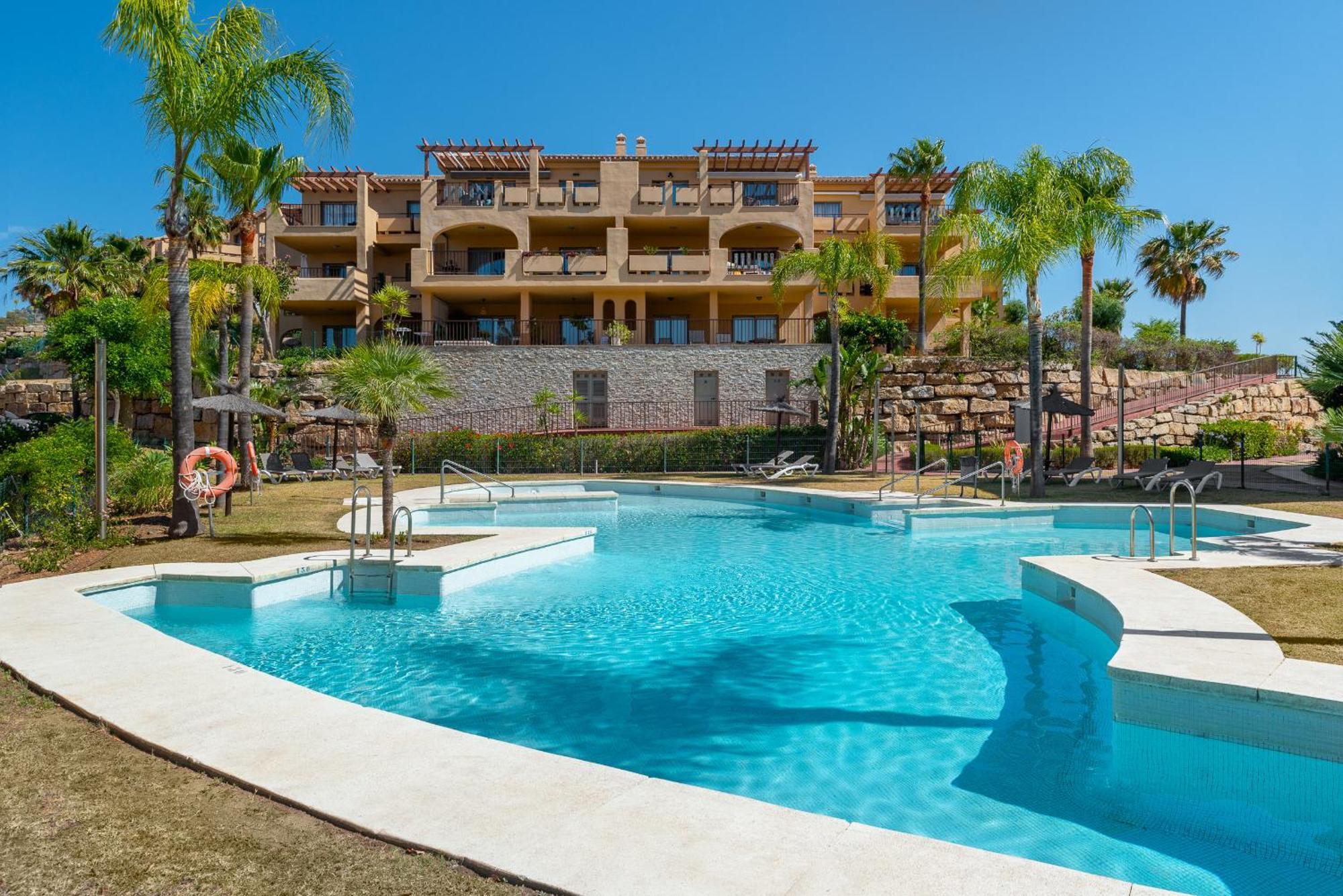 Large 3-Bedroom Nestled In Golf Paradise Естепона Екстериор снимка